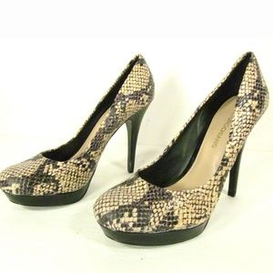Arturo Chiang Size 8.5M Faux Snakeskin Pumps